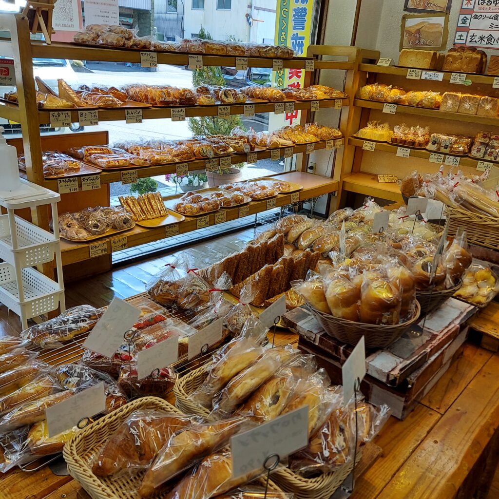 神田屋店内のパンの陳列写真