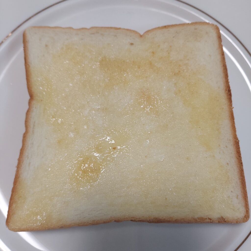 神田屋の食パンにバターを塗った写真