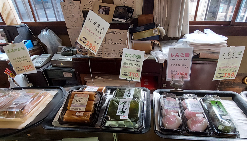 信洲屋本店の和菓子が陳列されている写真