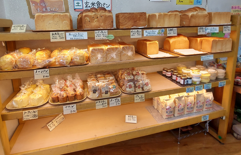 神田屋店内の食パンの陳列された写真