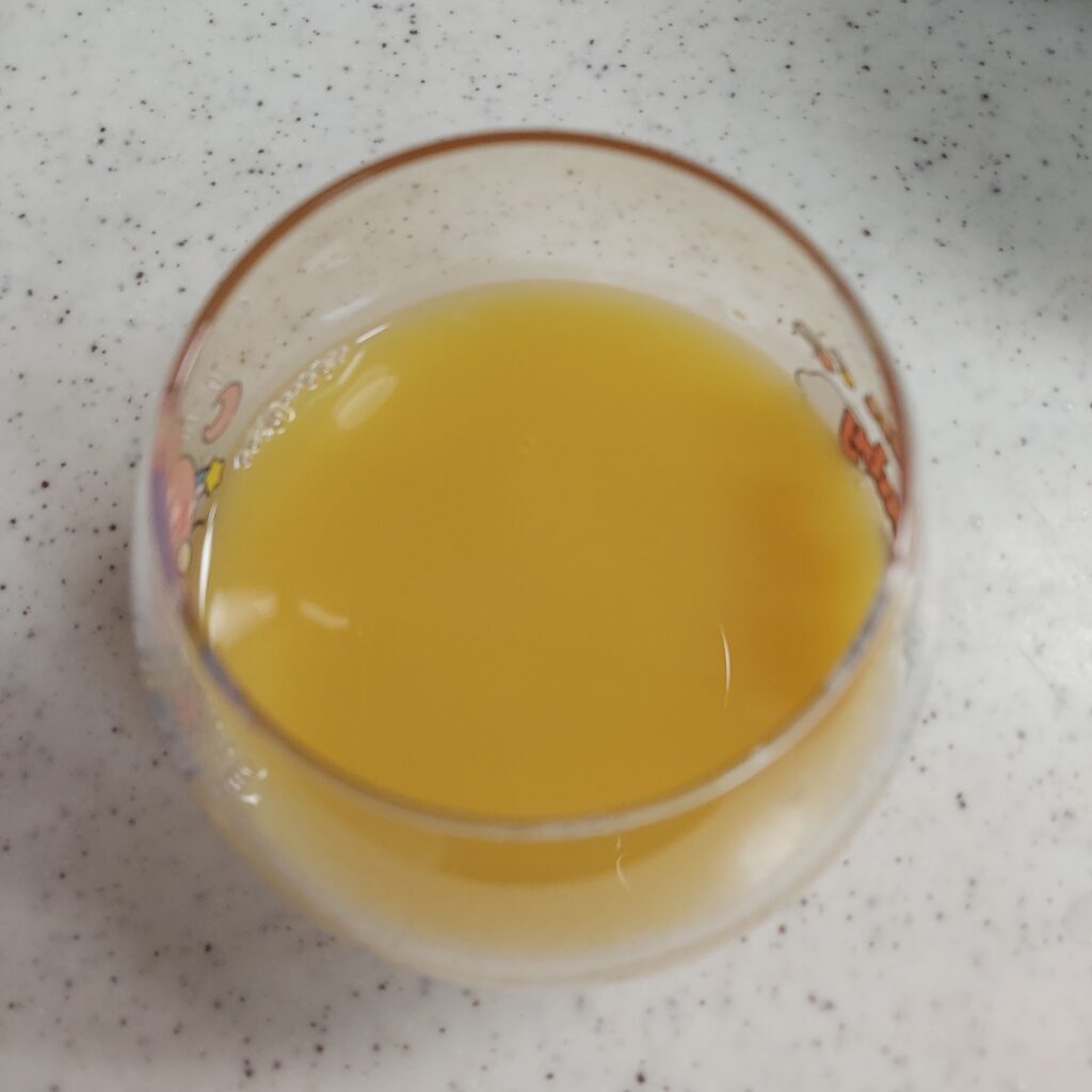 オレンジジュースがグラスに入っている写真