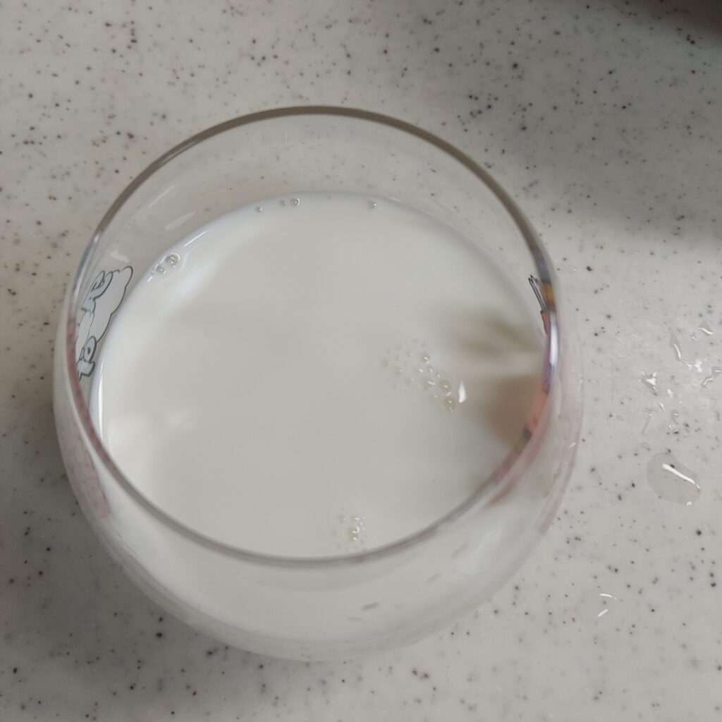 牛乳がグラスに入っている写真