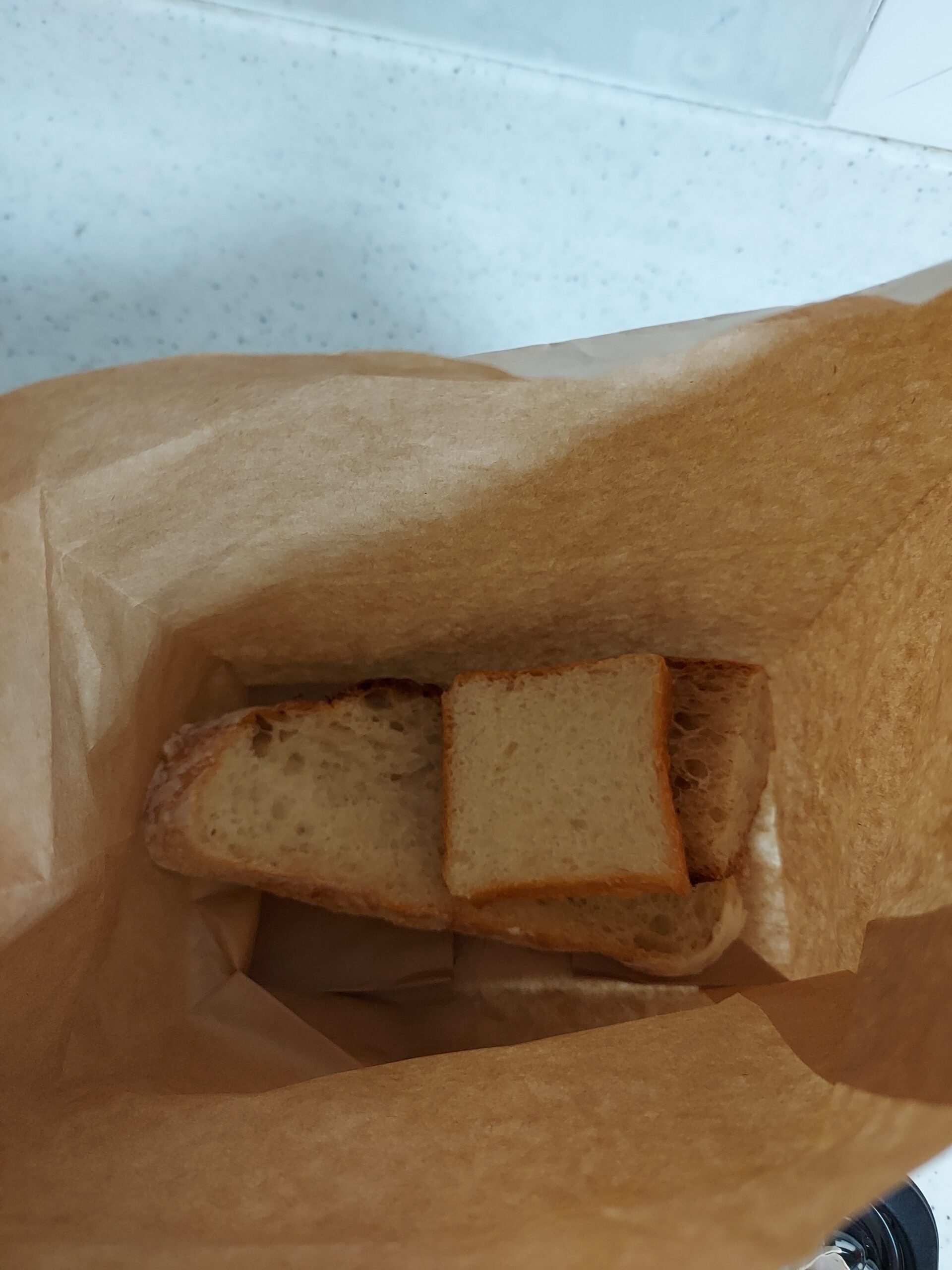 袋の中に3種類の手作りパンが入っている写真