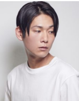 金髪系②髪型『タイトセンターパート』.