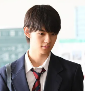 「学生服姿の佐野勇人さん、教室内での一場面